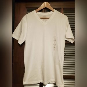 FREE w purchase 💕 NWT White v-neck tee